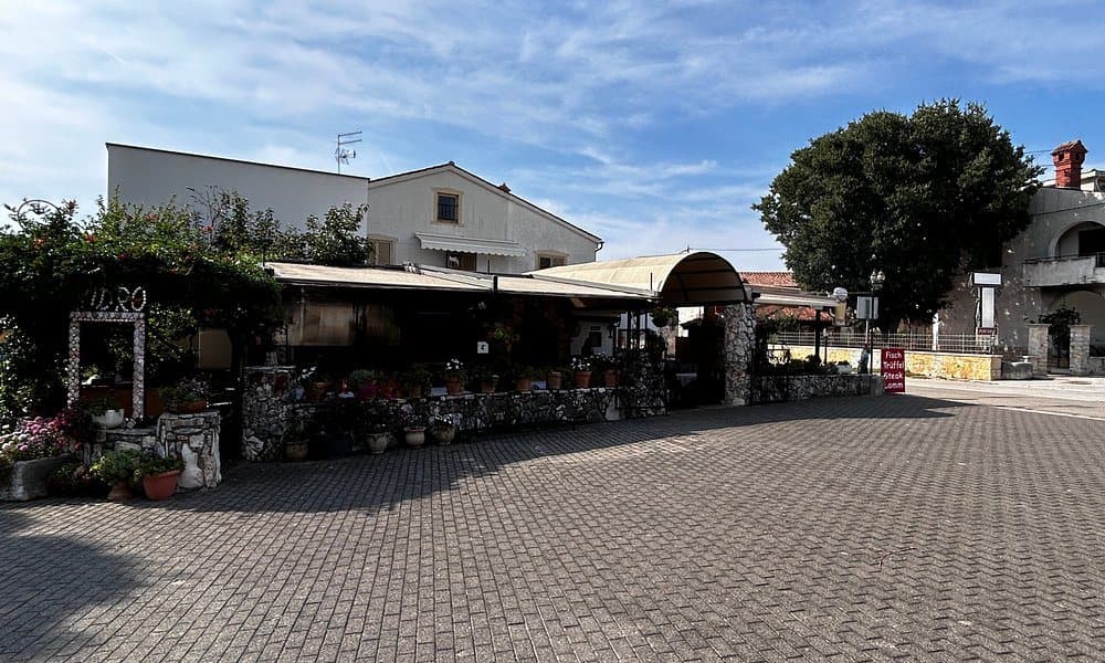 The entrance and street terrace of Konoba Sidro